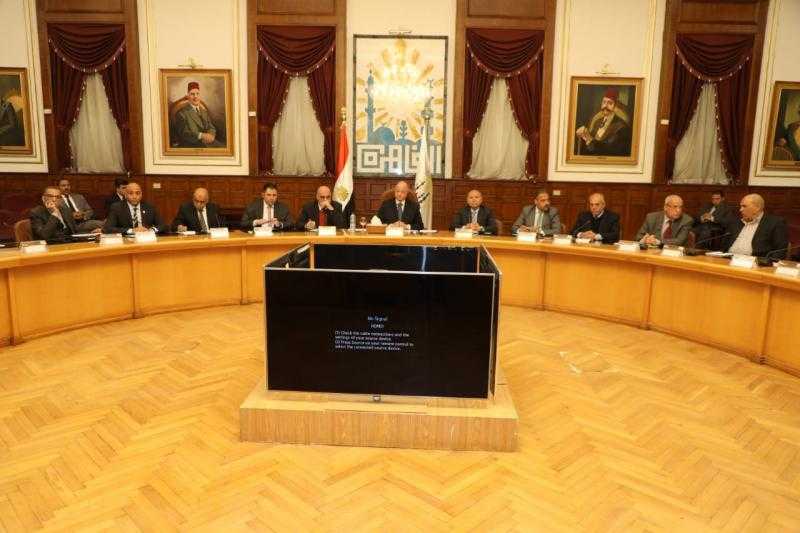 محافظ القاهرة يبحث مع أعضاء الغرفة التجارية إقامة منافذ السلع بأسعار مناسبة.. صور