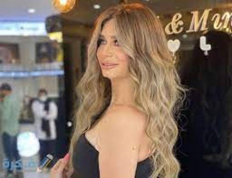 إطلالة أنثوية.. خطيبة المطرب محمد رشاد تتألق بفستان مكشوف