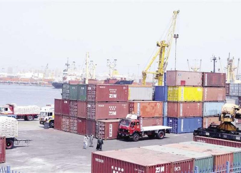 ”الغرف التجارية”: هناك من استغل وجود البضائع في الموانئ ورفع أسعار السلع