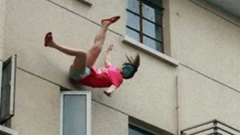 مصرع طالبة سقطت من شرفة شقة بالطابق السادس في المعصرة