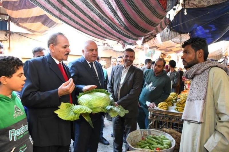 محافظ قنا يفاجئ سوق الصهاريج