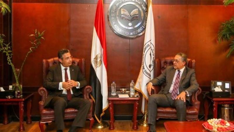 رئيس البريد يلتقي رئيس هيئة الاستثمار لبحث التعاون المشترك