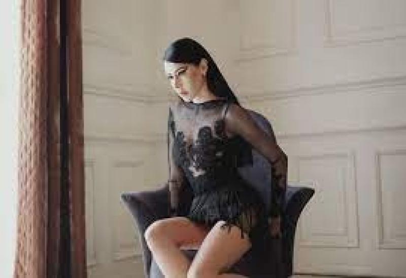 نسرين سند تبرز أناقتها بالكاردن الأسود