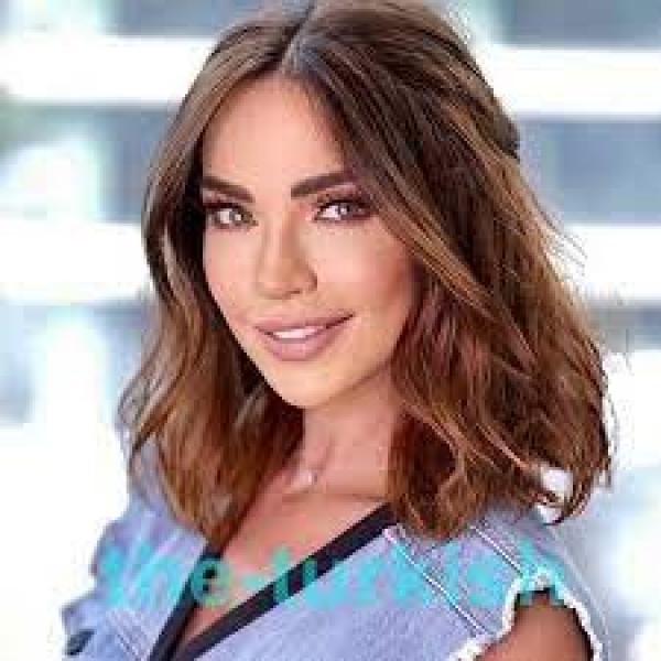 داليدا خليل تخطف الأنظار بالريش الأحمر والأوف شولدر