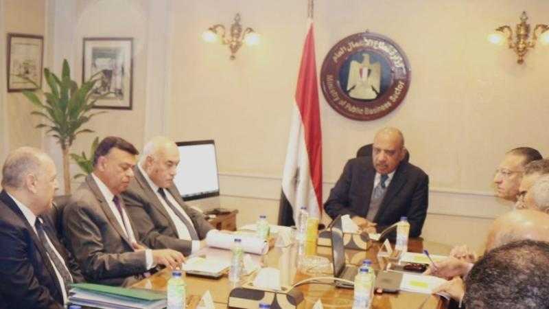 وزير قطاع الأعمال يبحث برامج تطوير وإصلاح وإعادة هيكلة الشركات القابضة