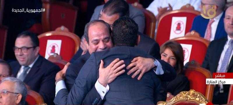 الرئيس السيسي يحتضن شابا من ”قادرون باختلاف” استجابة لرغبته.. فيديو