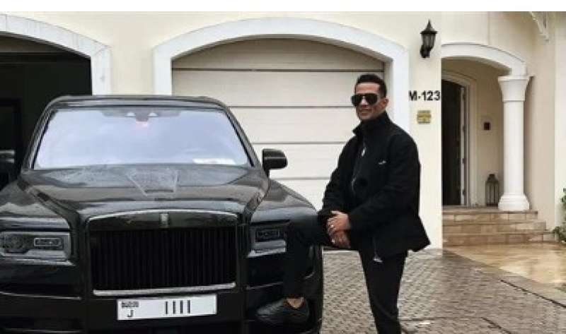 محمد رمضان مع سيارته الجديدة