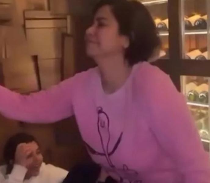 الكلام عدى الحدود.. شيرين عبد الوهاب تشعل ملهى ليلي بلبنان بوصلة رقص هستيرية على ترابيزة