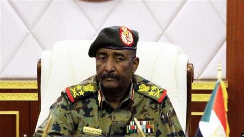 رئيس مجلس السيادة بالسودان يمنح وسام العلم للشاعر عبد الواحد عبد الله