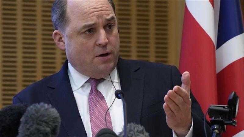 وزير الدفاع البريطاني يرفض أن تكون بلاده رهينة للإضرابات العمالية
