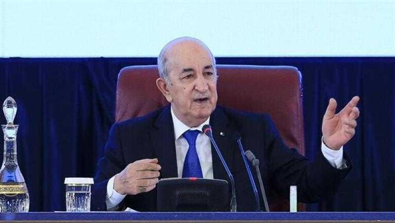 الرئيس الجزائري يدعو فرنسا لـ«صفحة جديدة» قبل زيارة باريس