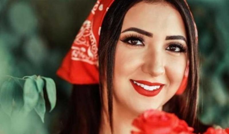آية عبد الله تتلقى العزاء في والدها بمسجد الحامدية الشاذلية
