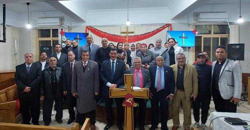 وفد «حماة الوطن» بجنوب القاهرة يزور كنائس 15 مايو لتهنئة الأقباط بعيد الميلاد
