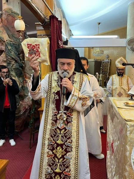 الأنبا باسيليوس يترأس قداس العام الجديد بكنيسة العائلة المقدسة بأرض سلطان