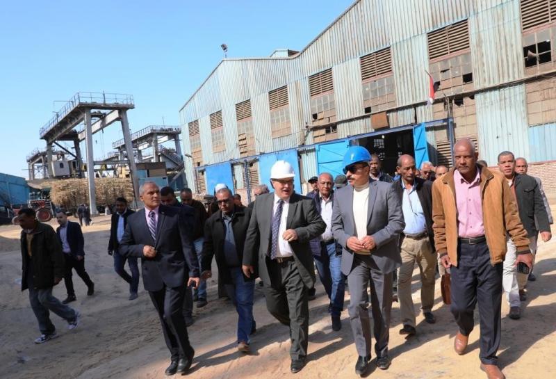 محافظ أسوان يطلق إشارة البدء لموسم عصير قصب السكر بمصانع كوم أمبو.. صور