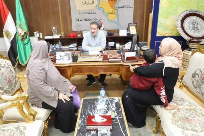 محافظ المنوفية يلتقي بعدد من الحالات الإنسانية