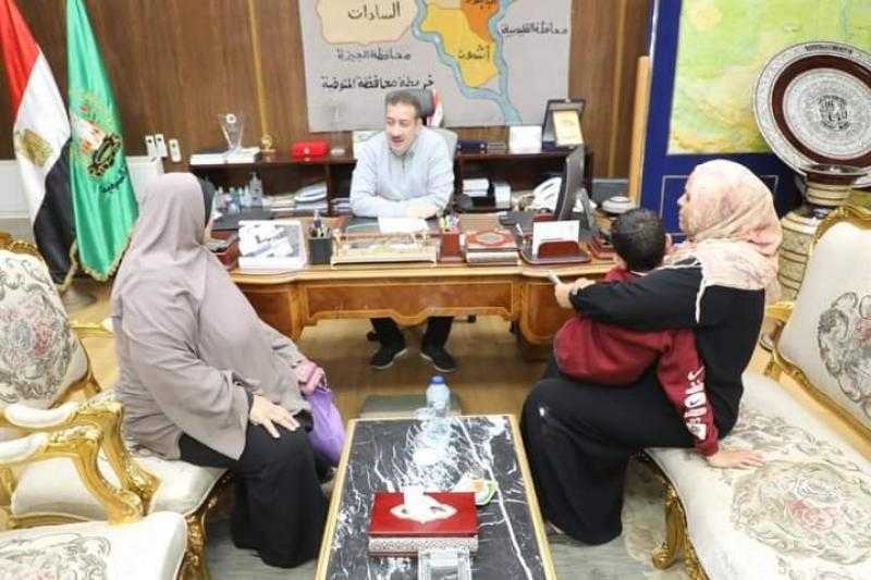 محافظ المنوفية يلتقي بعدد من الحالات الإنسانية والمرضية ويقرر صرف مساعدات مالية