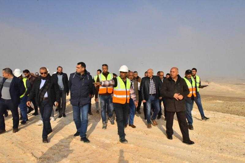 وزير النقل ومحافظ أسيوط يتفقدان بعض مواقع العمل بالخط الثاني للقطار الكهربائي السريع أكتوبر – أبوسمبل