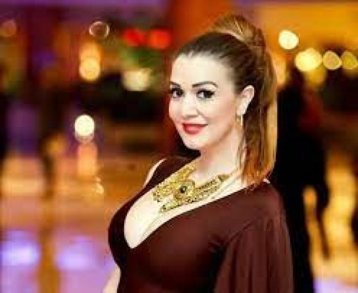 حسناء سيف الدين تهوس متابعيها بالأحمر الجريء وتلقب نفسها بـ ”ملكة 2023”