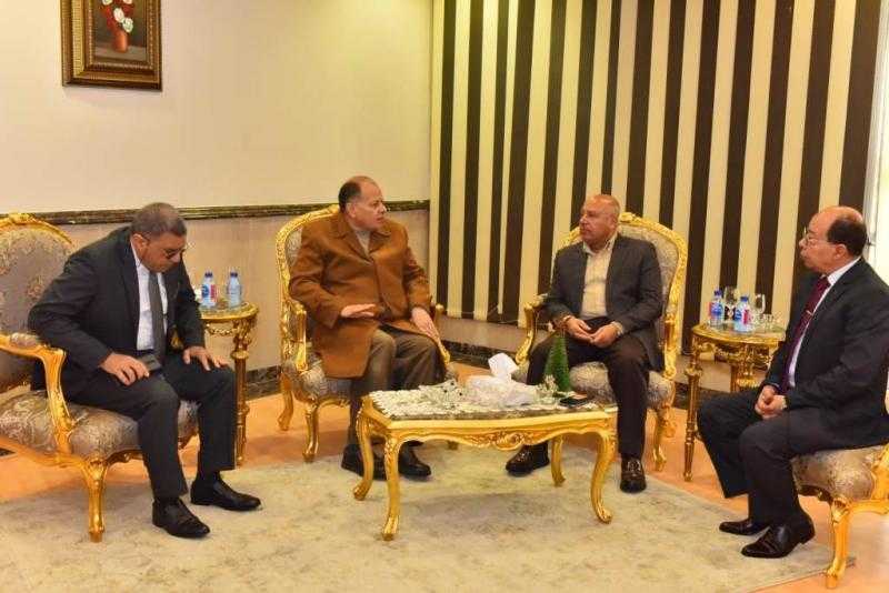 محافظ أسيوط يعلن موافقة وزير النقل على رصف طريق ”أبنوب – البداري”.. صور