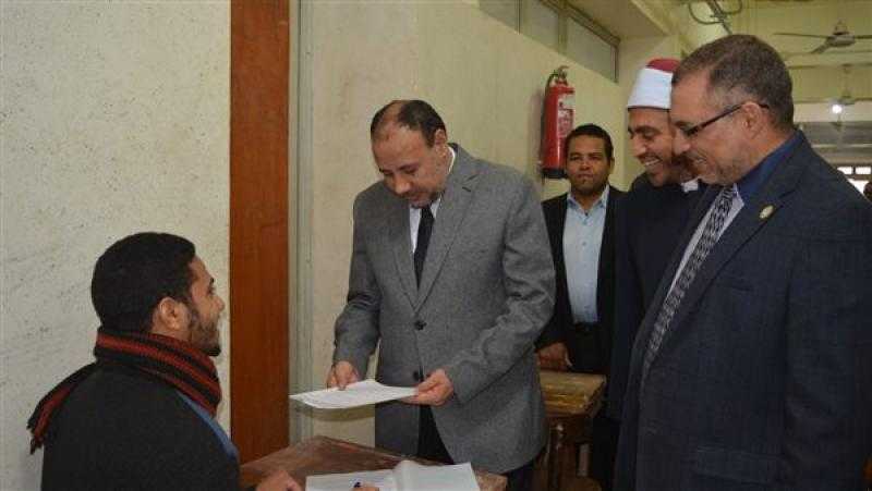 نائب رئيس جامعة الأزهر للوجه القبلي يتفقد أعمال امتحانات التخلف بكلية أصول الدين
