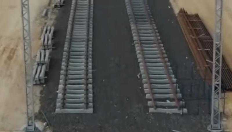 النقل: تركيب قضبان السكة للقطار الكهربائي السريع العين السخنة مطروح.. صور