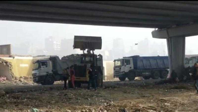 حملة لرفع مخلفات البناء والهدم أسفل كوبري مصر القديمة