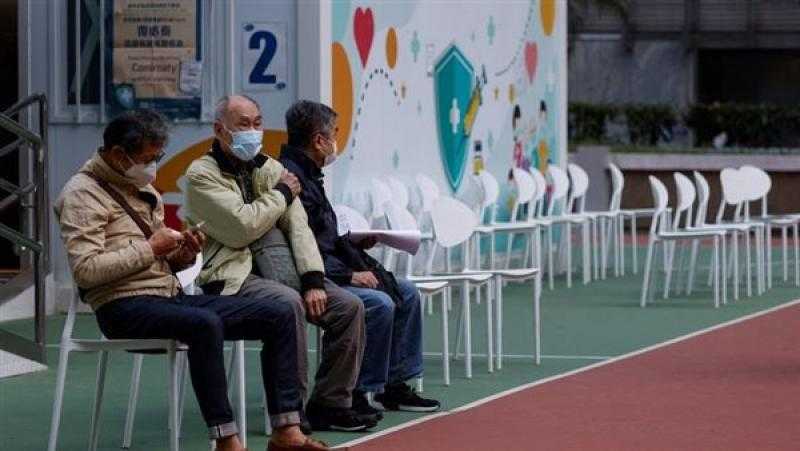سكان هونج كونج يهرعون لتلقي اللقاحات قبل إعادة فتح الحدود مع الصين