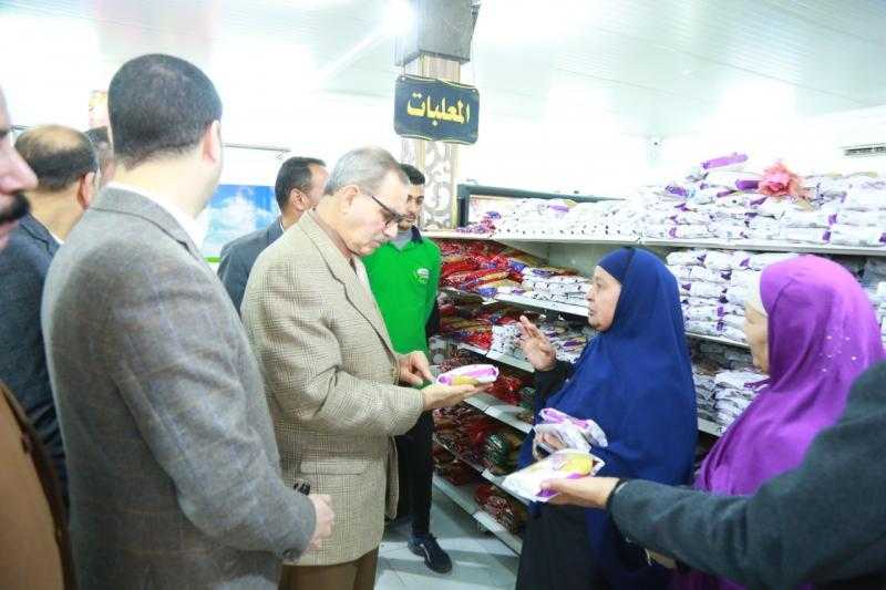 جولة مفاجئة لمحافظ كفر الشيخ لمتابعة توفر السلع ووضع الأسعار في مكان معلن