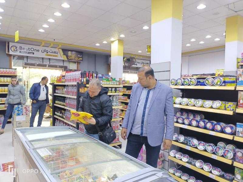 بالصور.. استمرار الحملات التموينية على الأسواق.. ومحافظ كفر الشيخ: لا تهاون مع المخالفين