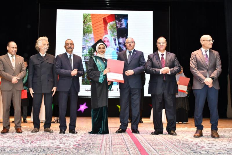 محافظ الإسماعيلية ورئيس جامعة القناة يشهدان تخريج الدفعة 35 لكلية الطب