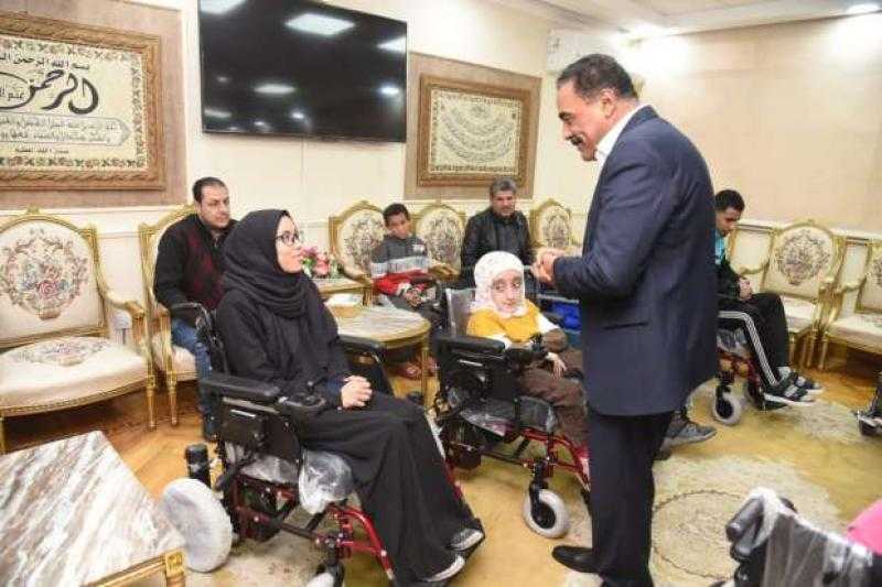 محافظ مطروح يسلم 10 كراسي متحركة لذوي الهمم