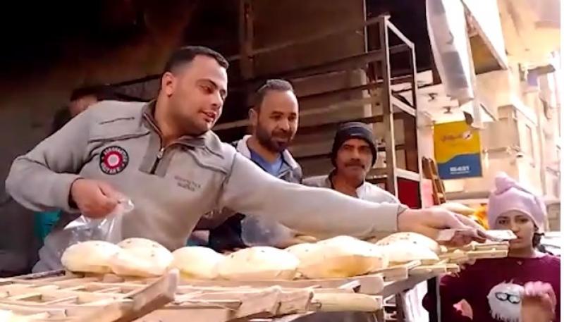 توزيع العيش السياحي مجانًا.. وصاحب المخبز: حاولت أقدر ظروف الغلابة
