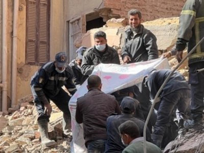انتشال 3 جثث ومصاب في حادث المنزل المنهار بحي غرب أسيوط | صور