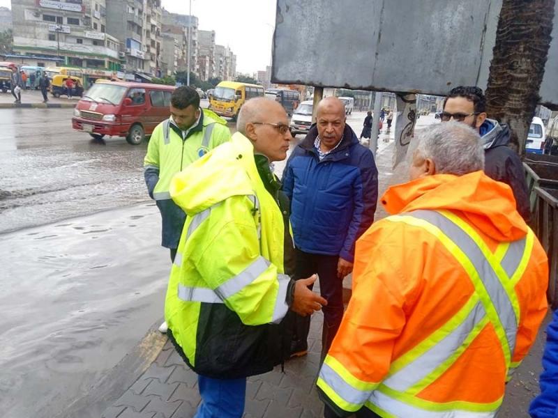 رفع تراكمات مياه الأمطار من شوارع المنتزه بالإسكندرية | صور