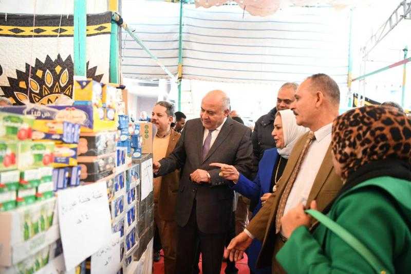 محافظ قنا يفتتح معرض ”أهلا رمضان” بأسعار مخفضة