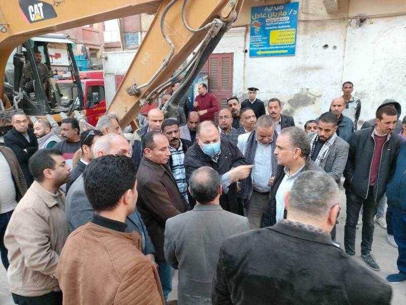 تشكيل لجنة لمعاينة وفحص المنزل المنهار بحي غرب أسيوط وجميع عقارات المنطقة.. صور