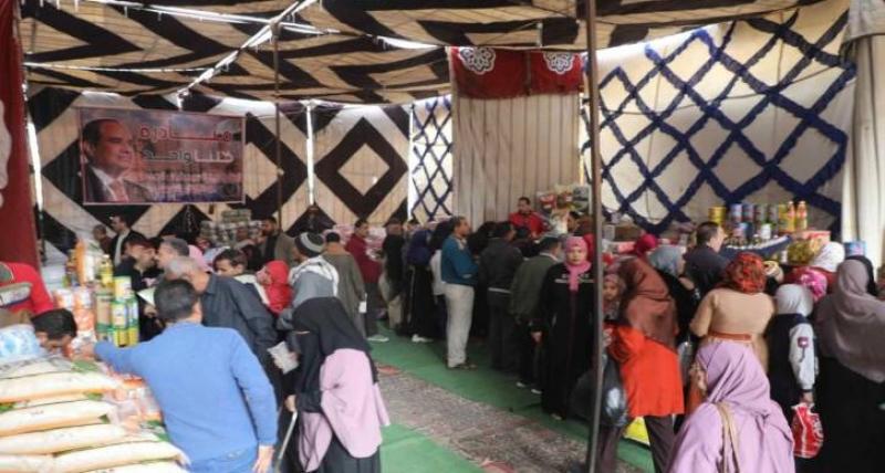 بتخفيضات 30%.. أهالى ملوى يشيدون بمعرض أهلا رمضان
