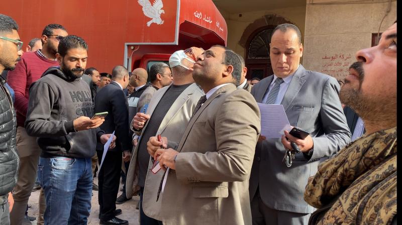 فريق النيابة الإدارية يعاين عقار أسيوط المنهار