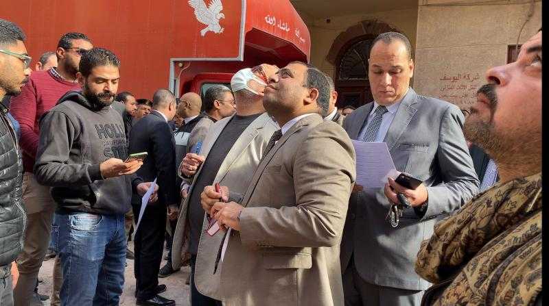 فريق النيابة الإدارية يعاين عقار أسيوط المنهار بحي غرب