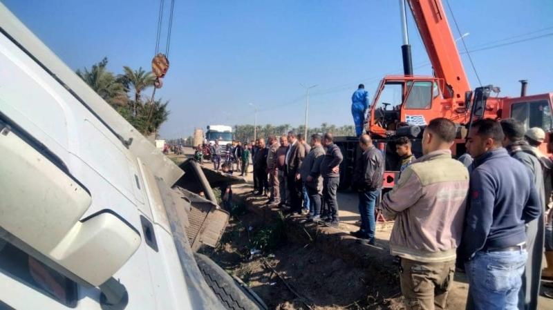 محافظ كفر الشيخ يتابع انقلاب سيارة فنطاس بالطريق الدولي دون إصابات