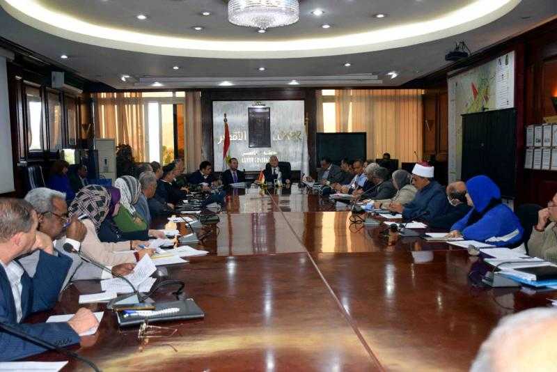 محافظ الأقصر يناقش توفير السلع وضبط الأسواق والاستعداد للأمطار