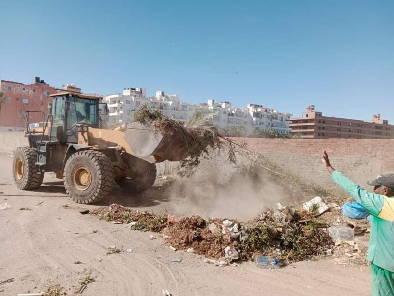 حملة لرفع المخلفات والنظافة بأحياء مدينة الغردقة