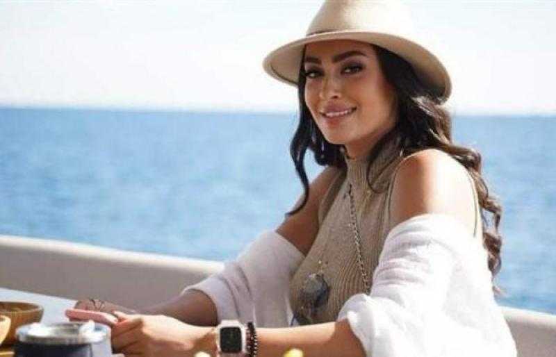 بتيشيرت كات.. ميرنا نور الدين بإطلالة جذابة من داخل سيارتها