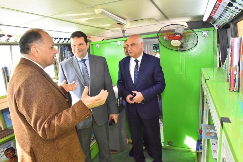 محافظ أسيوط ونائب وزير المالية يتفقدان مكتبة مصر العامة المتنقلة | صور