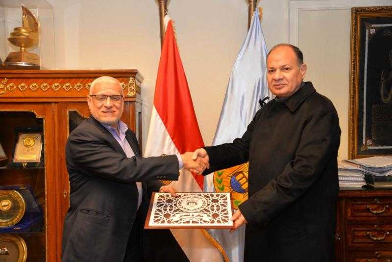 محافظ أسيوط يكرم ممدوح بداري مدير الطب البيطري لبلوغه المعاش.. ويكلف صلاح علي لتسيير الأعمال