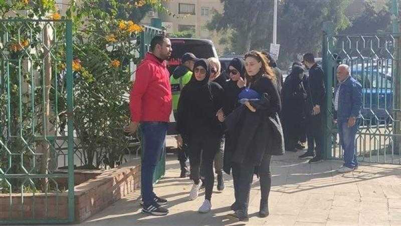 انهيار ريم البارودي لحظة وصول جثمان والدها إلى مسجد ”السلام”