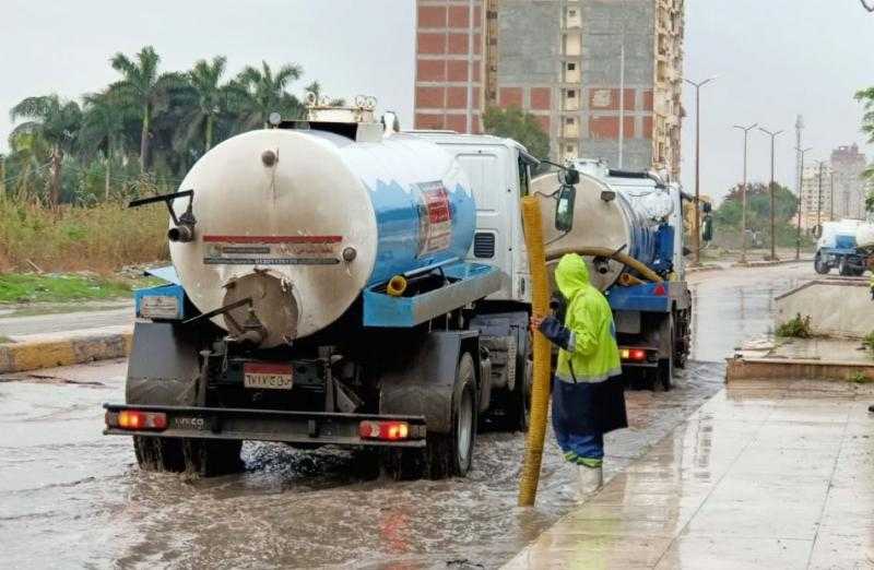 استمرار رفع تراكمات مياه الأمطار من شوارع الإسكندرية | صور