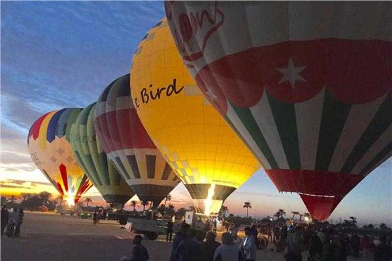 عودة رحلات البالون الطائر إلى سماء الأقصر بعد توقف دام 7 أيام