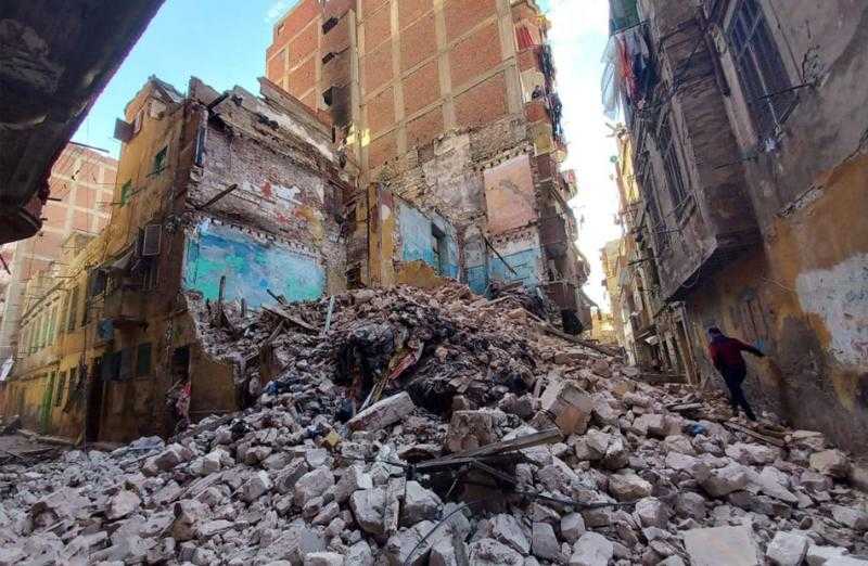 إزالة أجزاء آيلة للسقوط من عقار قديم في منطقة كرموز بالإسكندرية